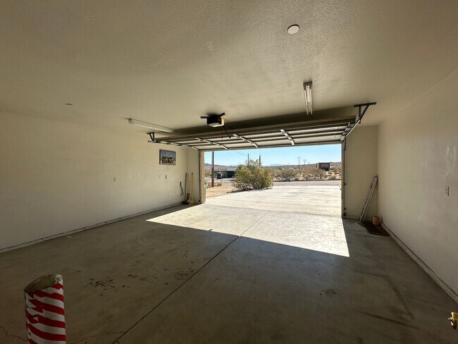 Building Photo - 4 bedrooms close to Joshua Tree National P...