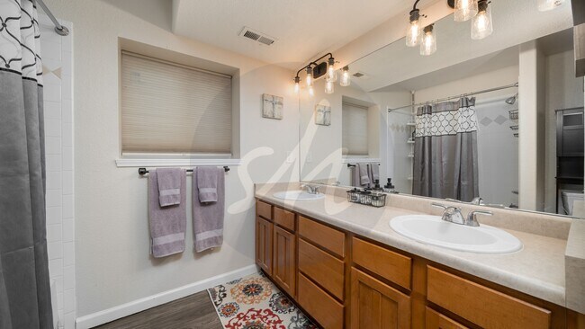 Building Photo - Country Living on 13.5 Acres