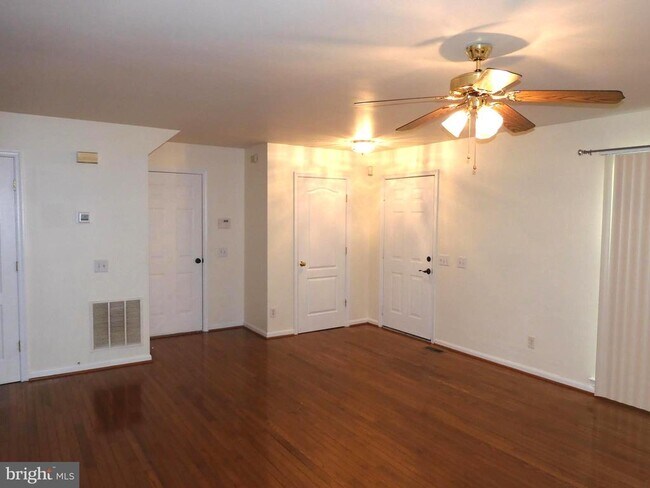 Building Photo - 8566 Kingsway Dr