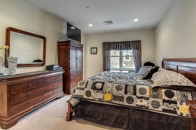 Building Photo - 142 Bigelow St