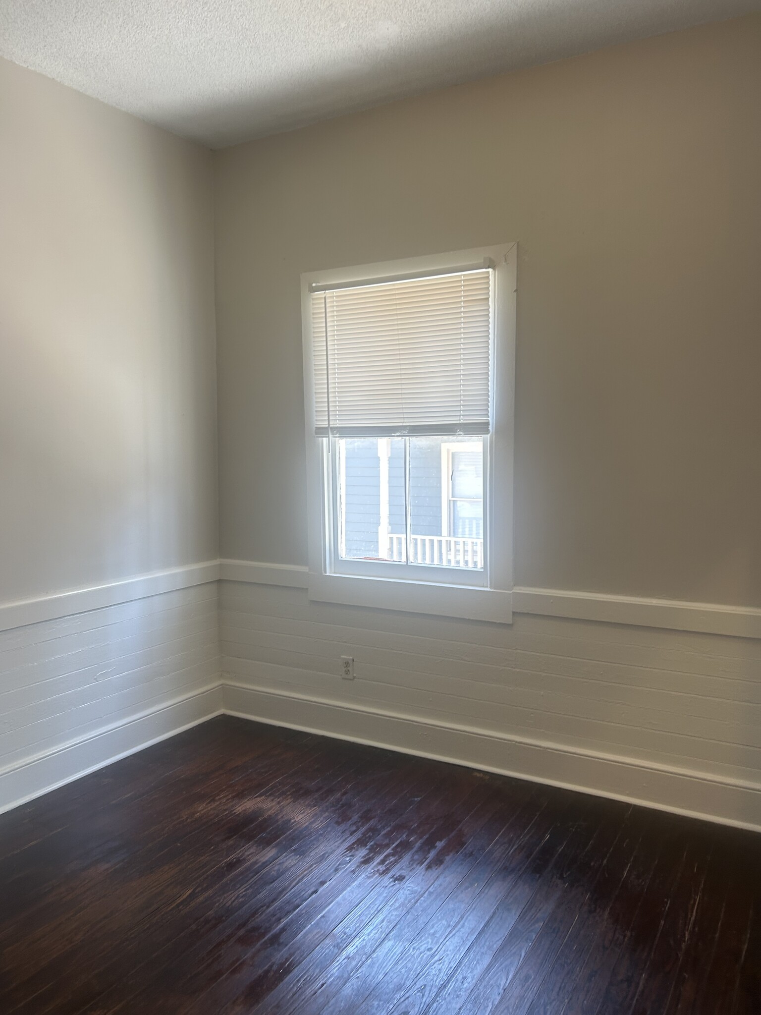Building Photo - 520 E Hall Ln