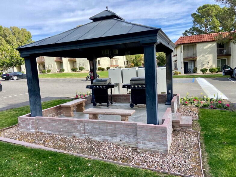 Outdoor grill - 9653 Spyglass Ave