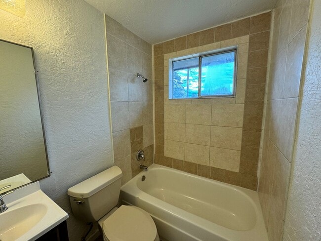 Building Photo - Spacious Split-Level 3 bed, 1 Bath Duplex ...