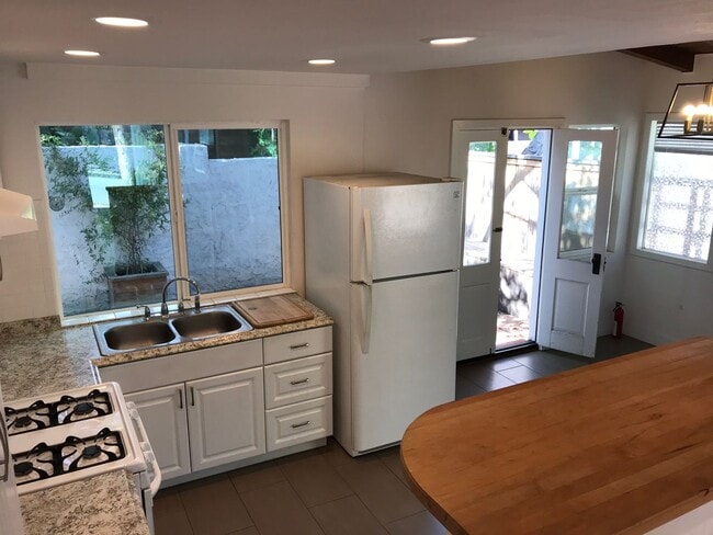 Building Photo - Charming 2-Bed, 1-Bath Apartment with Priv...