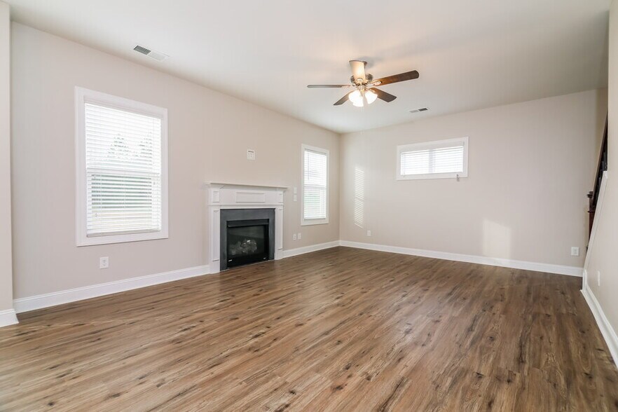 Building Photo - 80 Leaf Spring Way