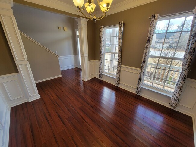 Building Photo - 4 Bedroom, 2.5 Bath Home Available in Hammett Grove Neighborhood