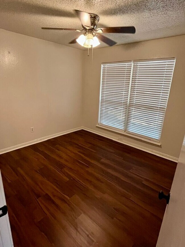 Building Photo - Cute 1 story duplex in Euless in CGISD
