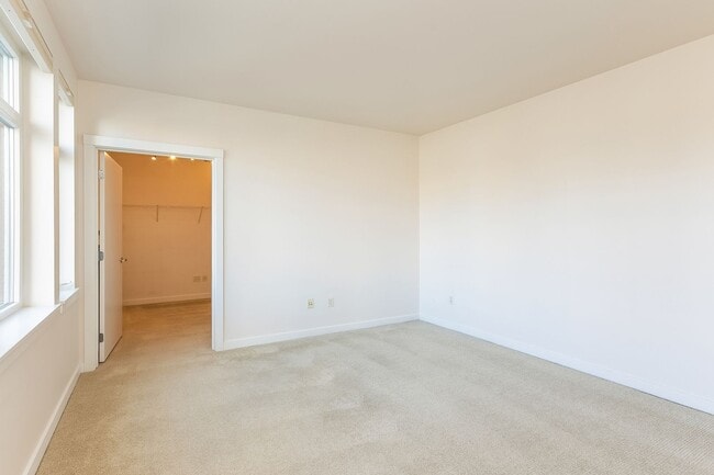 Building Photo - Stunning 2 Bedroom 2 Bath condo, with 2 Parking spots in the heart of vibrant Kirkland for Rent