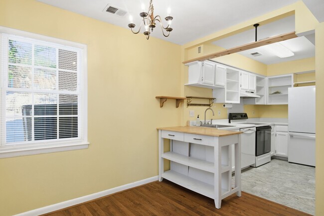 Building Photo - Two-Bedroom Townhouse Near Bus Line – Pet Friendly