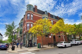 Building Photo - 611 W Briar Pl