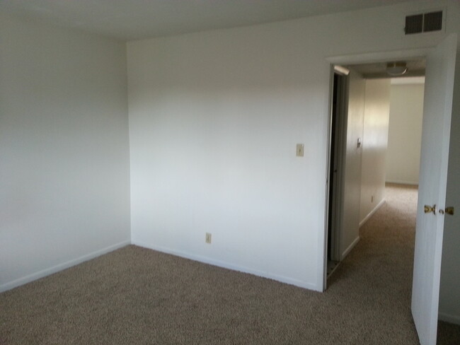 Building Photo - 1 bedroom, 1 bath condo in Coralville