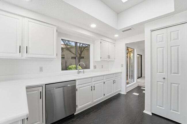 Building Photo - Welcome to this stunning 3-bedroom, 2-bathroom home in the heart of Scottsdale, AZ *RENT SPECIAL*