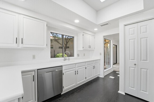 Building Photo - Welcome to this stunning 3-bedroom, 2-bathroom home in the heart of Scottsdale, AZ