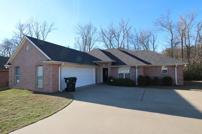 Primary Photo - Stunning 3 Bedroom in Vineyard Estates Com...
