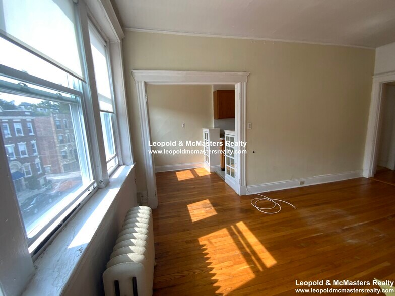 Building Photo - 239 Kelton St