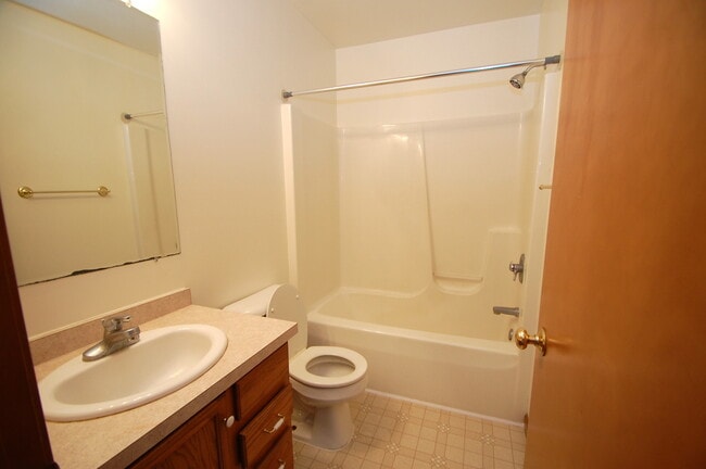 Building Photo - Nice 2-Bedroom Duplex on Tanglewood Drive in Goshen