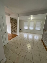 Building Photo - Bright, Spacious Single Family in Central Lowell, 4/5 Bedrooms, Off-street parking