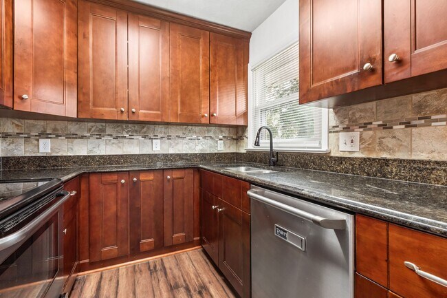 Building Photo - Beautiful Split Level Home in Norfolk!!