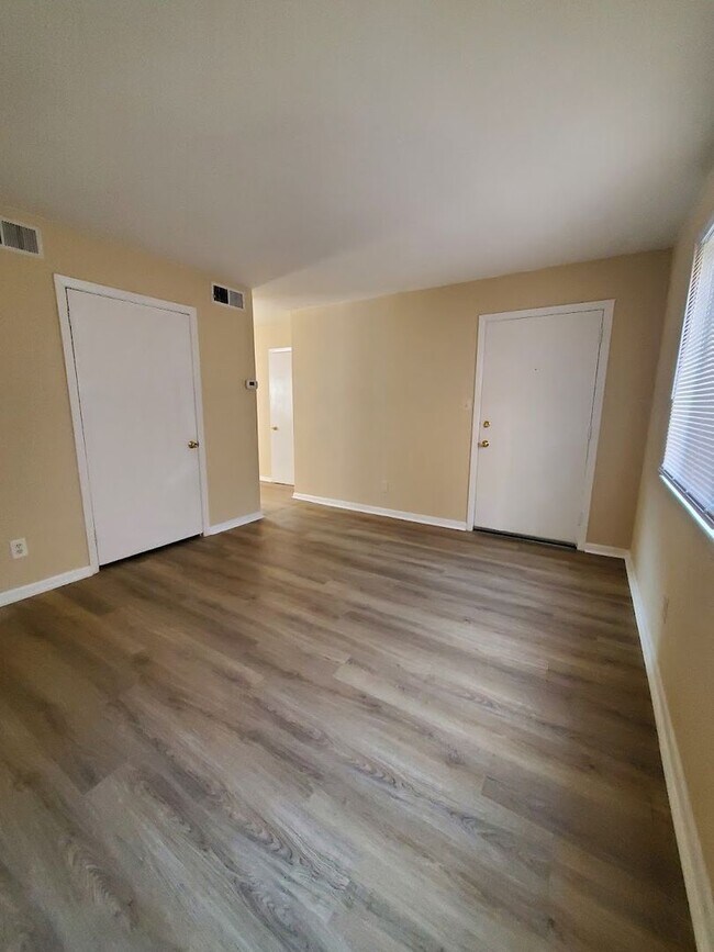 Building Photo - Absolutely Adorable two bedroom is move in...