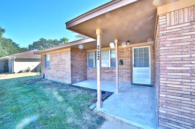 Building Photo - 222 Spell St