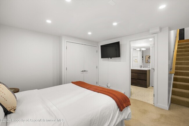 Building Photo - 250 S Original St