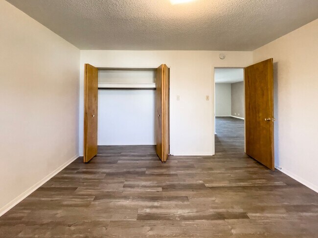 Building Photo - Spacious 2 Bedroom with Private Balcony!