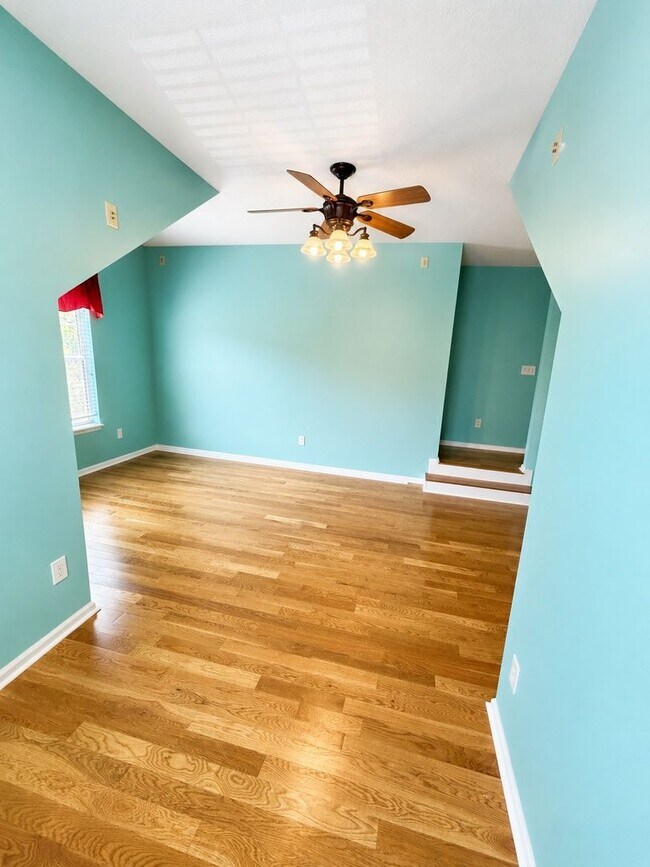 Building Photo - 1525 Clarendon Way