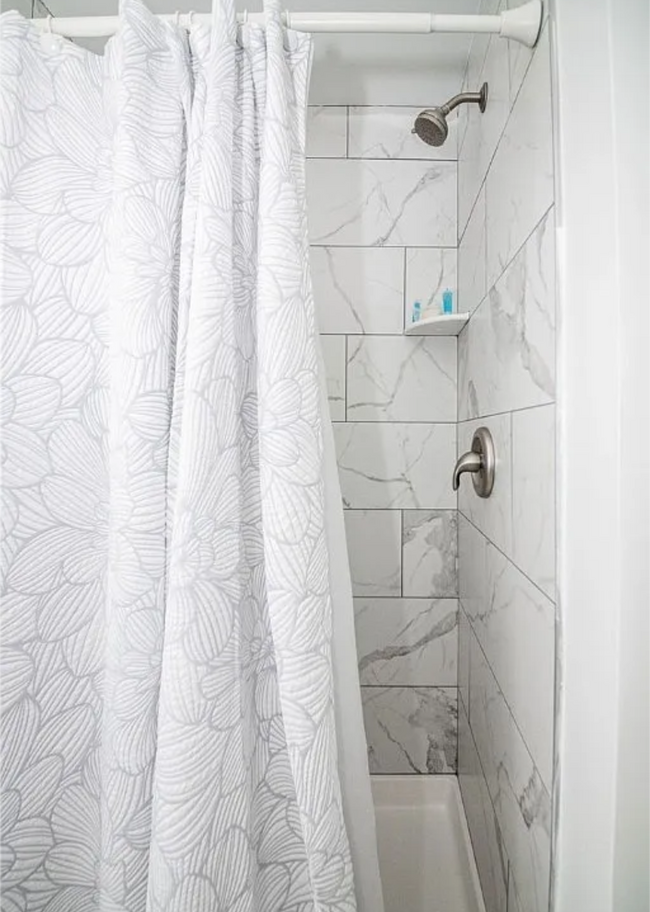 Shower. - 309 E Brookland Park Blvd