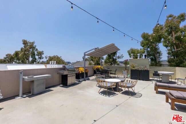 Building Photo - 740 Kings Rd