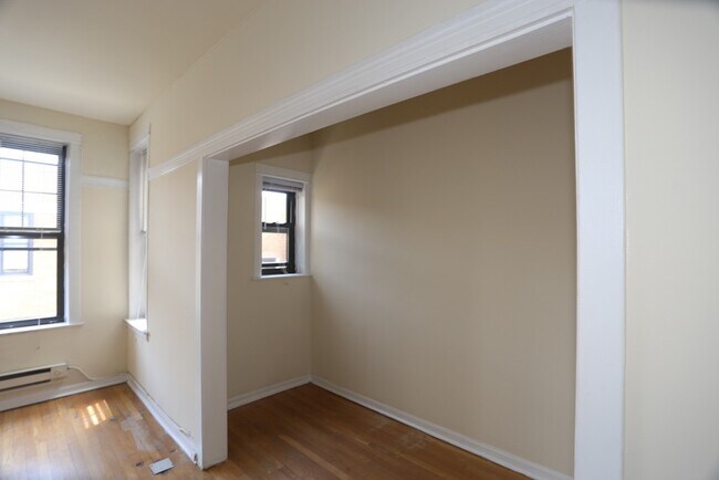 Building Photo - 722 W Barry Ave