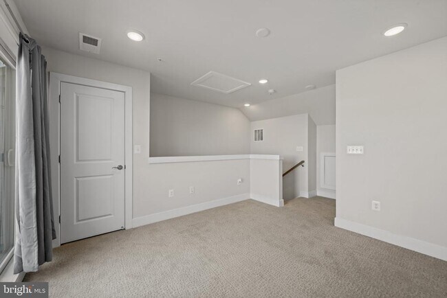 Building Photo - 148 Stowe Dr