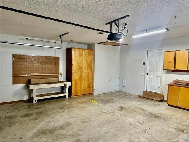 Building Photo - 4 Lois Ln