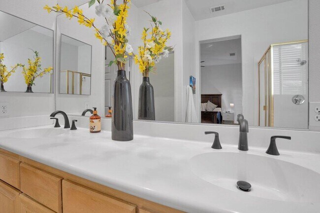 Building Photo - 45180 Debbie Dr