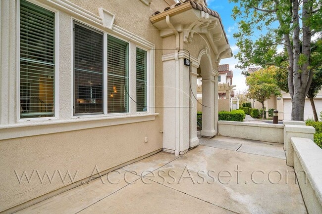 Building Photo - Spacious & Stylish 3 Bed/3.5 Bath Home In Temecula's Harveston Lake Community!