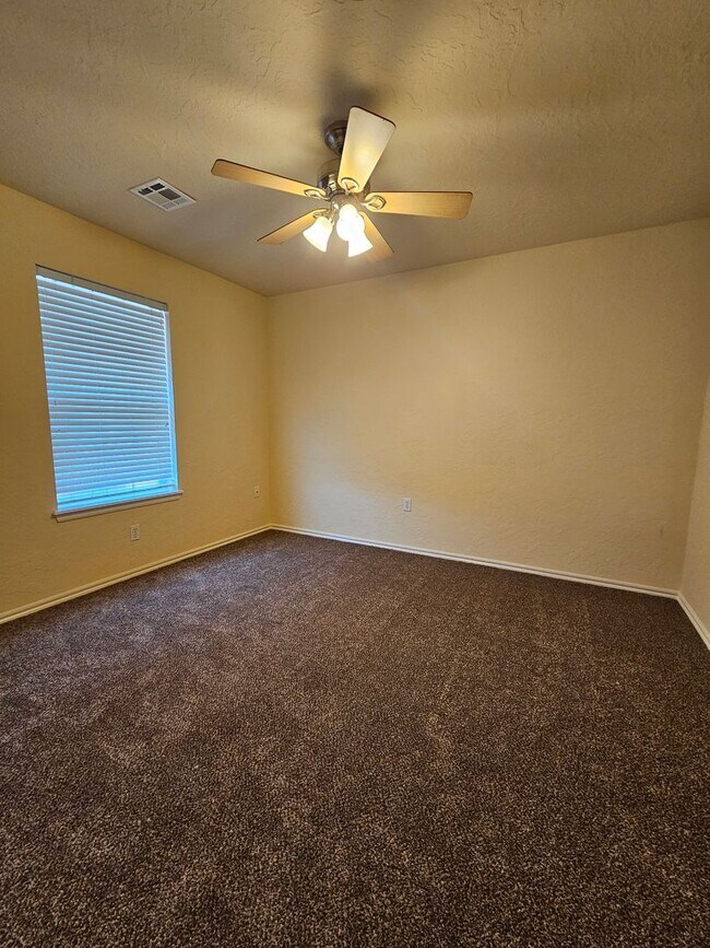 Building Photo - 867 Rambling Oaks Dr