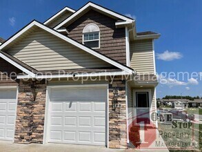 Building Photo - Gorgeous 3-Bed, 2.5-Bath Townhome in Raymore!