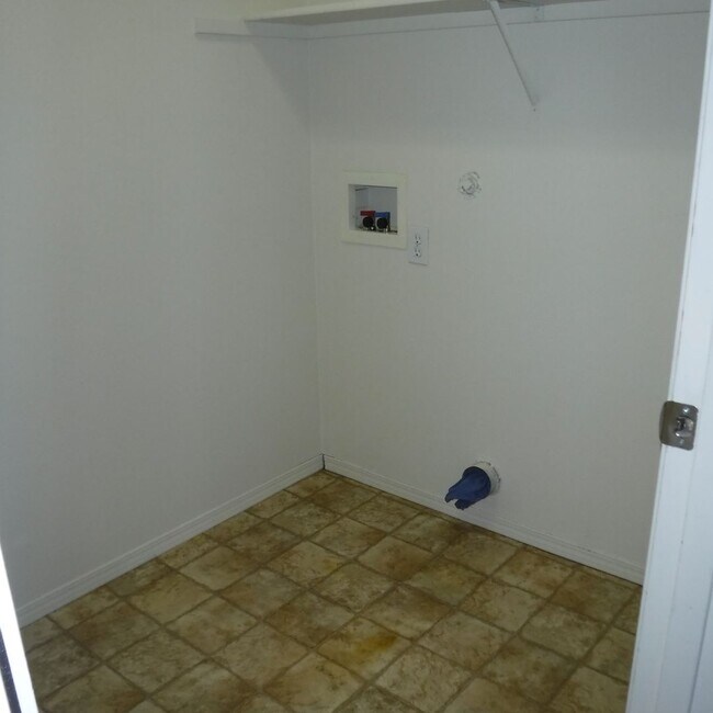 Building Photo - 3 Bed/2.5 Bath Townhouse with Garage - NE Bend