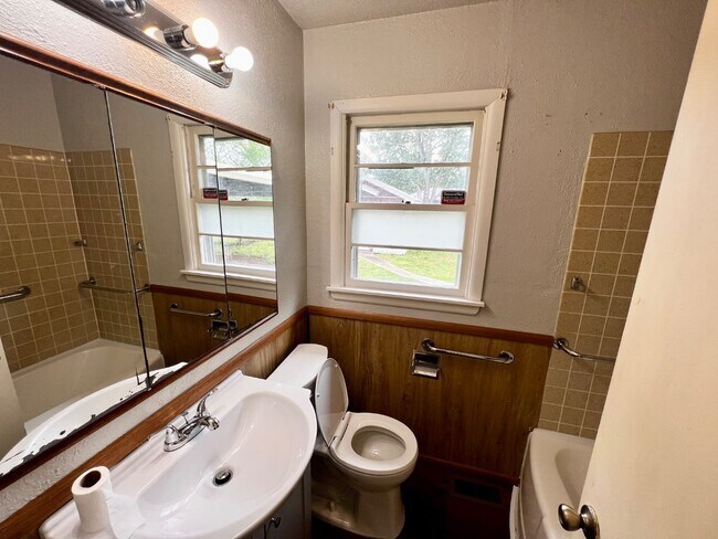 Building Photo - 2520 SW 45th St