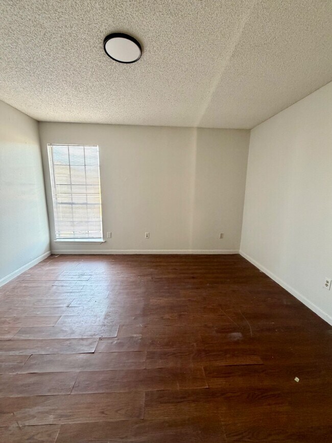 Building Photo - 105 Windward St