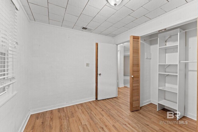 Building Photo - 200 S Hillside Ln