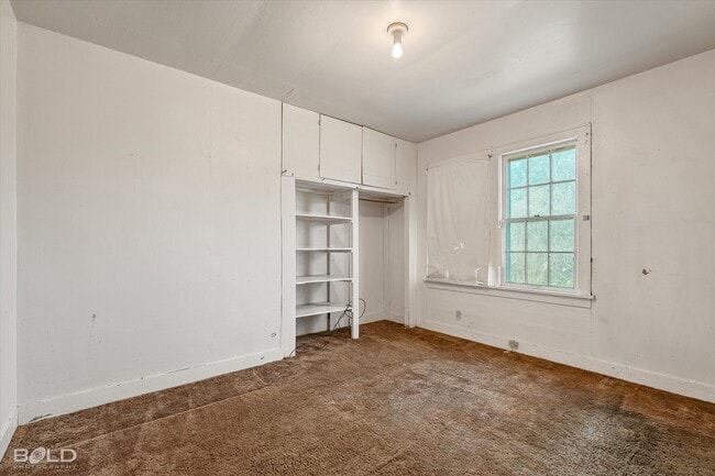 Building Photo - 3814 Lakeshore Dr