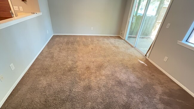 Building Photo - Updated 2-Bedroom Townhome Across from Sum...