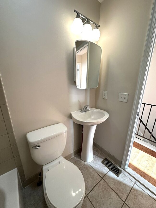 Building Photo - Gorgeous 2-Bedroom Townhome in the Heart of Olde Richmond! Available NOW!