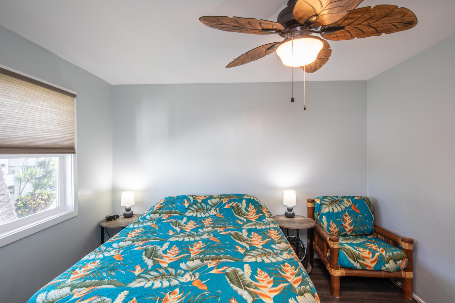 bedroom with queen bed and chair - 74-5618 Palani Rd