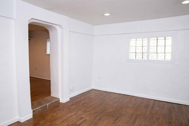 Living room - 230 E 6th Ave