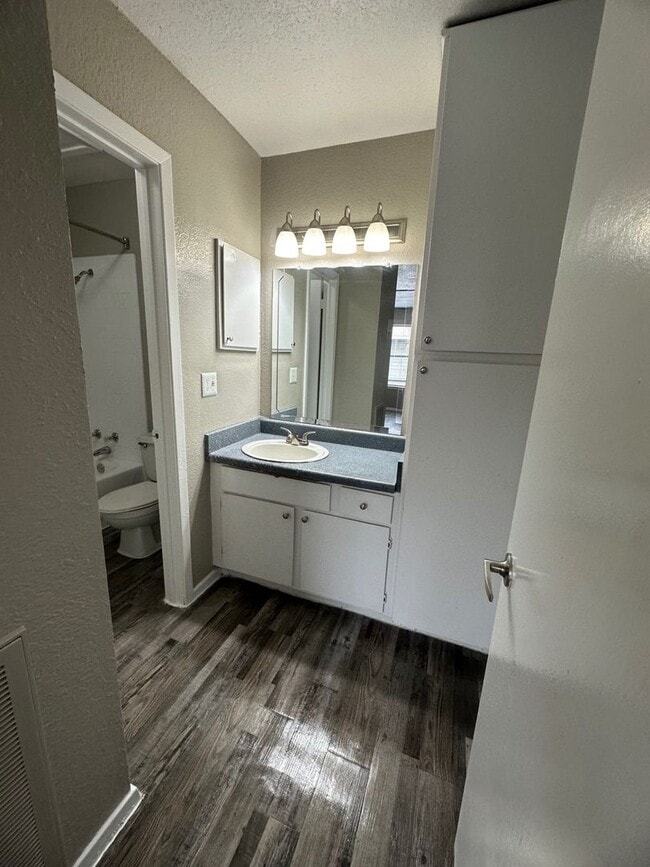 Building Photo - Spacious and Affordable Townhome 2beds 2 baths