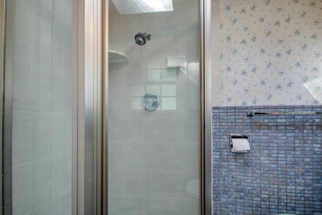 Building Photo - Mountain Living / Easy Commute Location