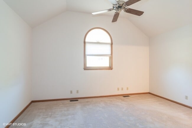 Building Photo - 106 E Fox St
