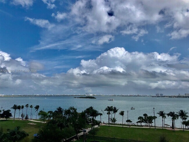 Building Photo - 1800 N Bayshore Dr