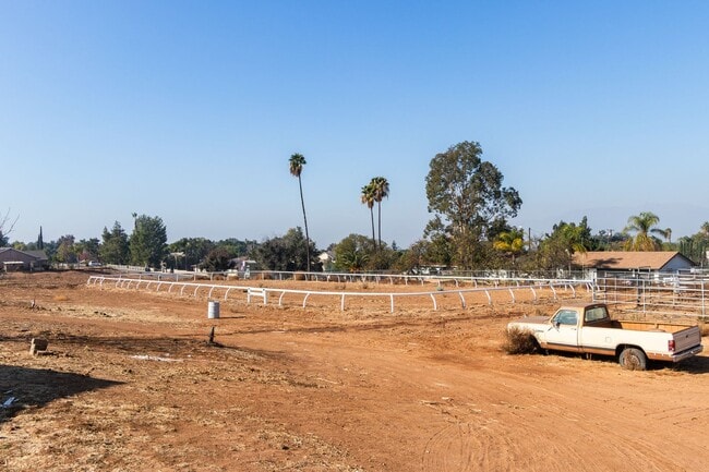 Building Photo - HORSE TRAINERS! MUST SEE HORSE PROPERTY AWESOME ACRAGE 5 ACRES Beautiful Custom 1 story home in W...